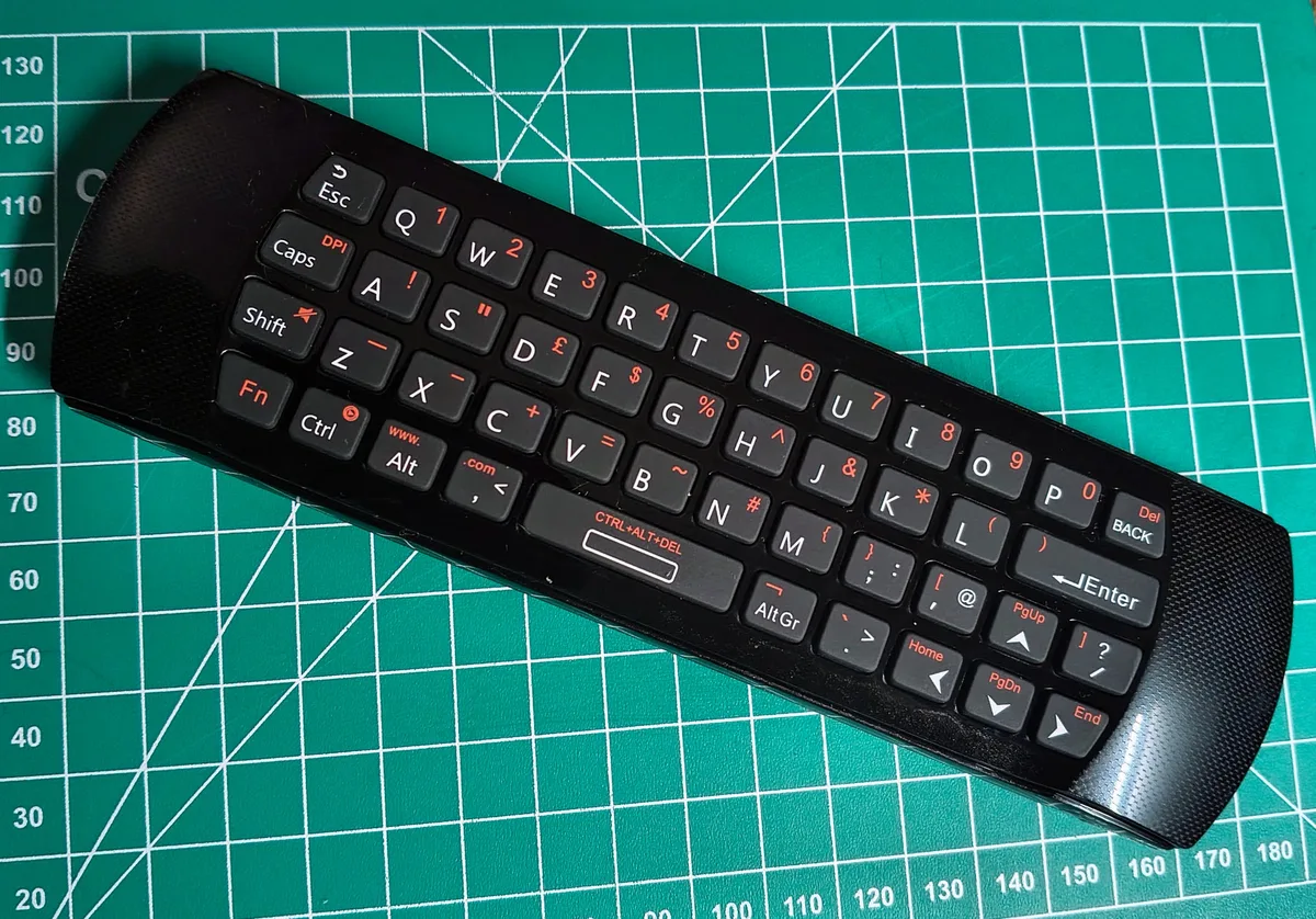 The Rii i25 flipped over, showing the full QWERTY keyboard on the back