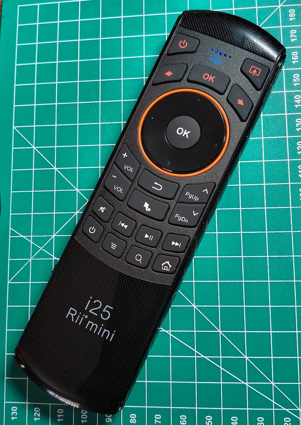 The Rii i25 air mouse, remote side up, showing the d-pad and buttons